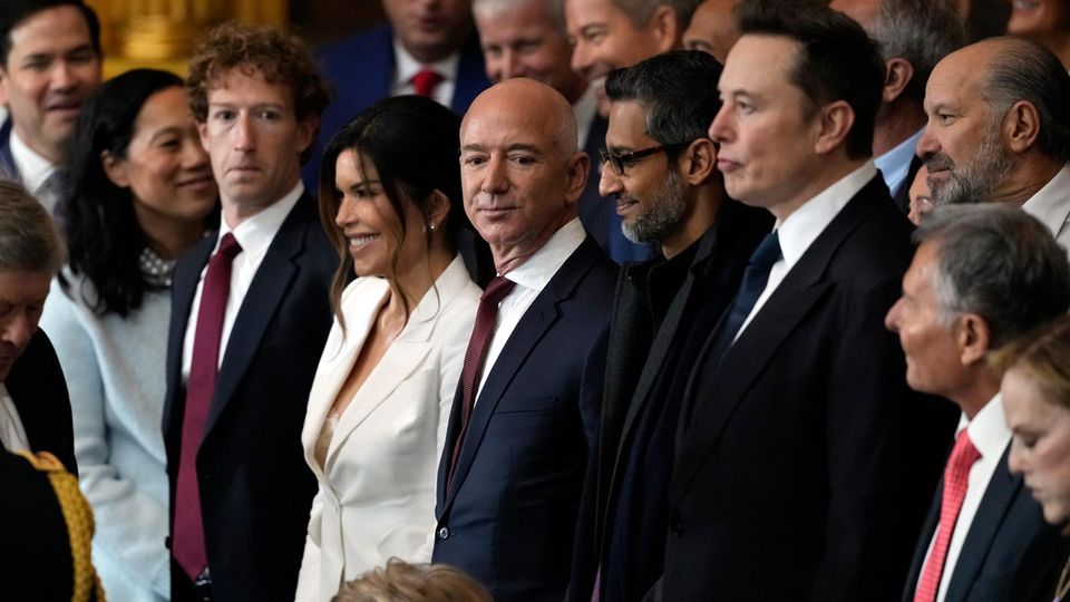 Mark Zuckerberg, Jeff Bezosy, Sundar Pichai und Elon Musk stehen bei Trumps Amtseinführung Mark Zuckerberg, Jeff Bezosy, Sundar Pichai und Elon Musk stehen bei Trumps Amtseinführung