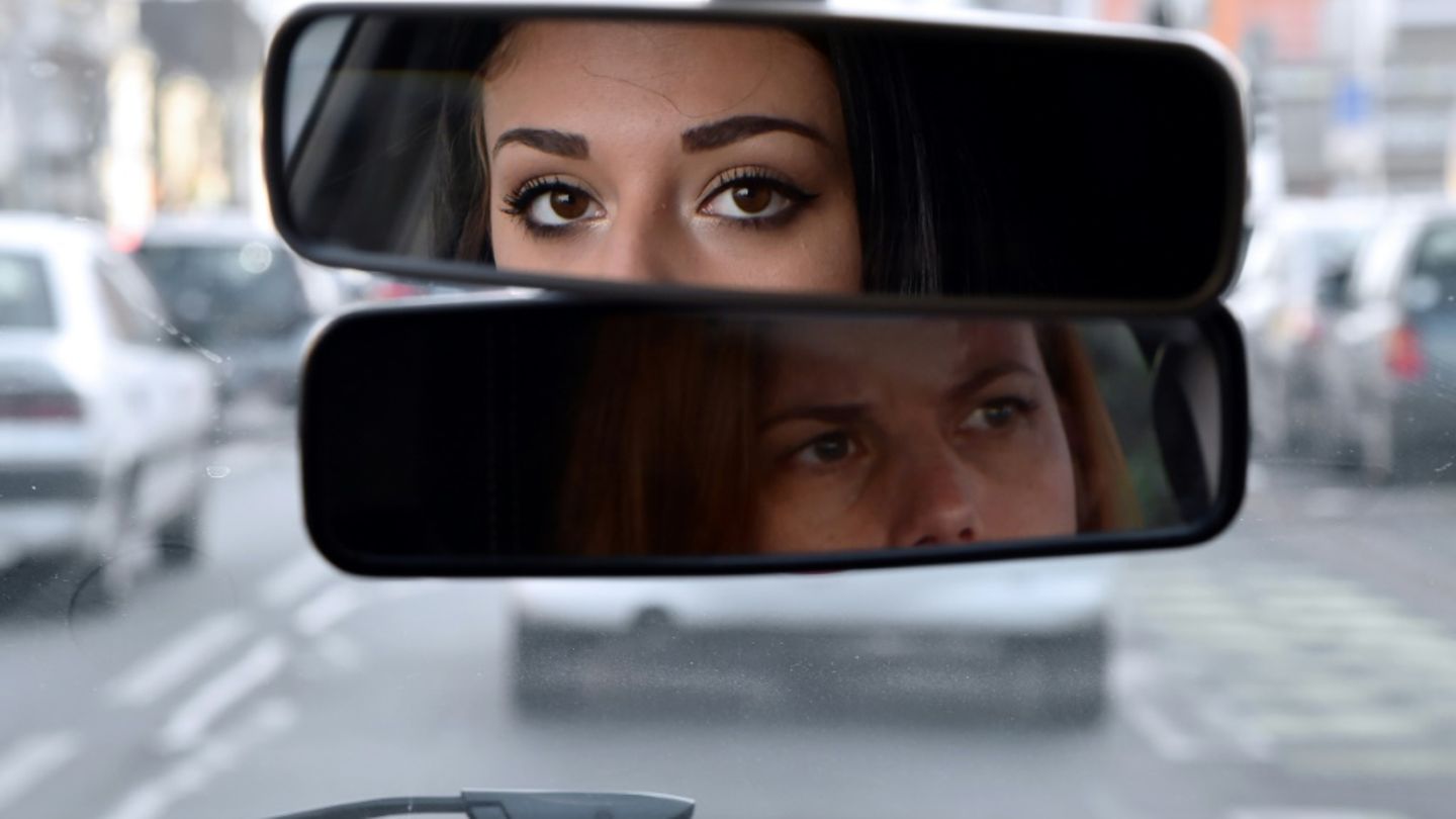Fahrschülerin und Lehrerin in einem Auto