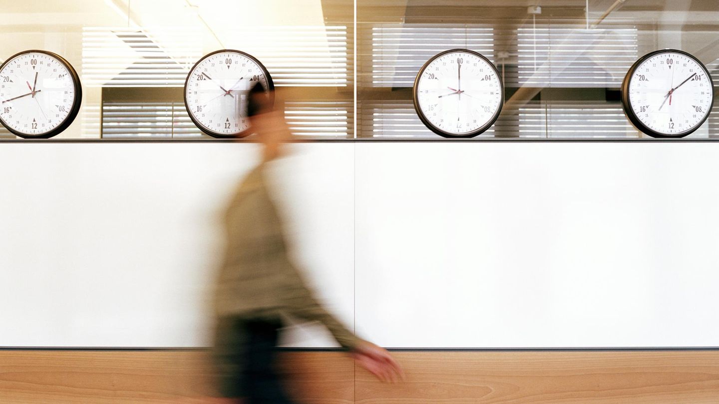 Arbeitszeit: Uhren im Büro