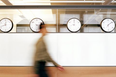 Arbeitszeit: Uhren im Büro