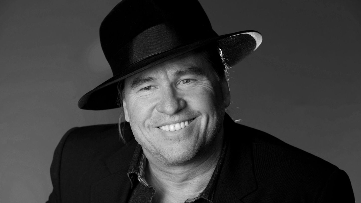 Val Kilmer Am 1. April starb der Schauspieler im Alter von 65 Jahren an den Folgen einer Lungenentzündung. Der gebürtige Kalifornier wurde berühmt durch Filme wie "Top Gun" (1986), "The Doors" (1991) und "Batman Forever" (1995). 2014 wurde bei ihm Kehlkopfkrebs diagnostiziert. Er musste sich einer Chemotherapie und einem Luftröhrenschnitt unterziehen, verlor seine Stimme. Seine berühmte Rolle des Kampfpiloten Tom "Iceman" Kazansky feierte in "Top Gun: Maverick" ein Comeback