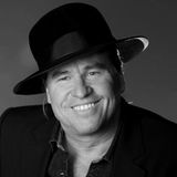 Am 1. April starb der Schauspieler im Alter von 65 Jahren an den Folgen einer Lungenentzündung. Der gebürtige Kalifornier wurde berühmt durch Filme wie "Top Gun" (1986), "The Doors" (1991) und "Batman Forever" (1995). 2014 wurde bei ihm Kehlkopfkrebs diagnostiziert. Er musste sich einer Chemotherapie und einem Luftröhrenschnitt unterziehen, verlor seine Stimme. Seine berühmte Rolle des Kampfpiloten Tom "Iceman" Kazansky feierte in "Top Gun: Maverick" ein Comeback