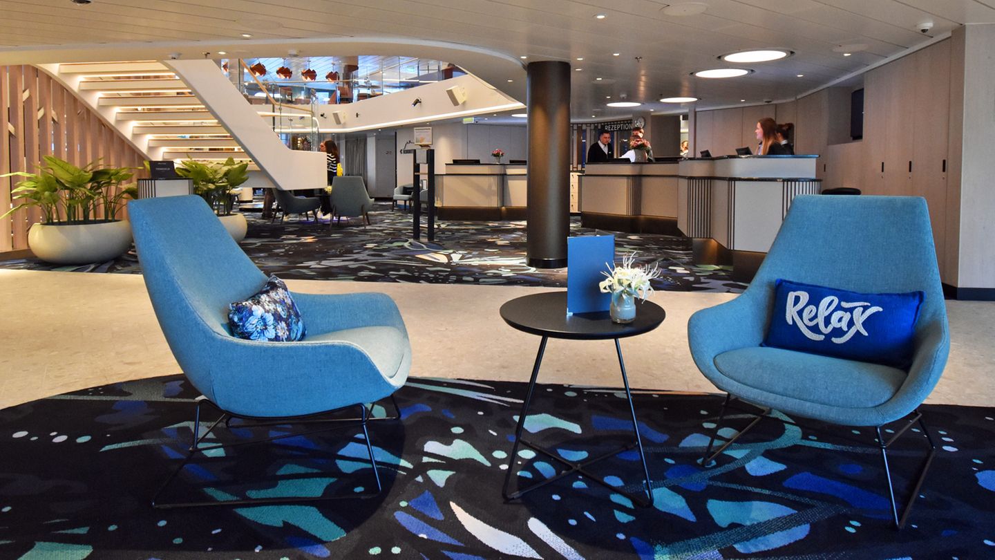 Ein Novum: Per Rolltreppe geht es in die Lobby auf Deck 3, wo Rezeption, Reiseleitung und Leselounge untergebracht sind