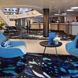 Ein Novum: Per Rolltreppe geht es in die Lobby auf Deck 3, wo Rezeption, Reiseleitung und Leselounge untergebracht sind