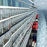 Blick von der Backbord-Nock der Kommandobrücke auf die Balkonkabinen. Unten auf Deck 5 bei den Rettungsbooten lässt sich das gesamte Schiff umrunden   