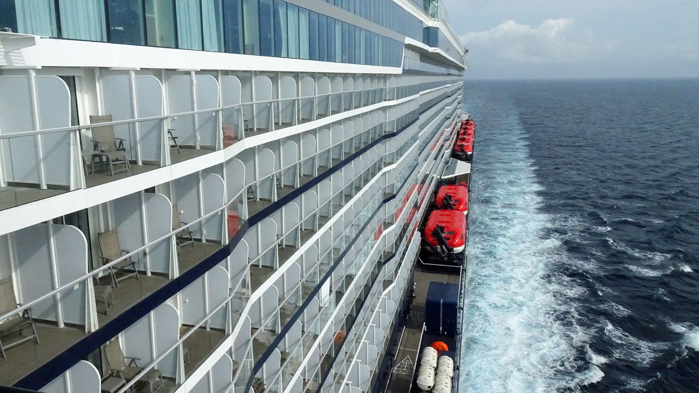 Blick von der Backbord-Nock der Kommandobrücke auf die Balkonkabinen. Unten auf Deck 5 bei den Rettungsbooten lässt sich das gesamte Schiff umrunden   