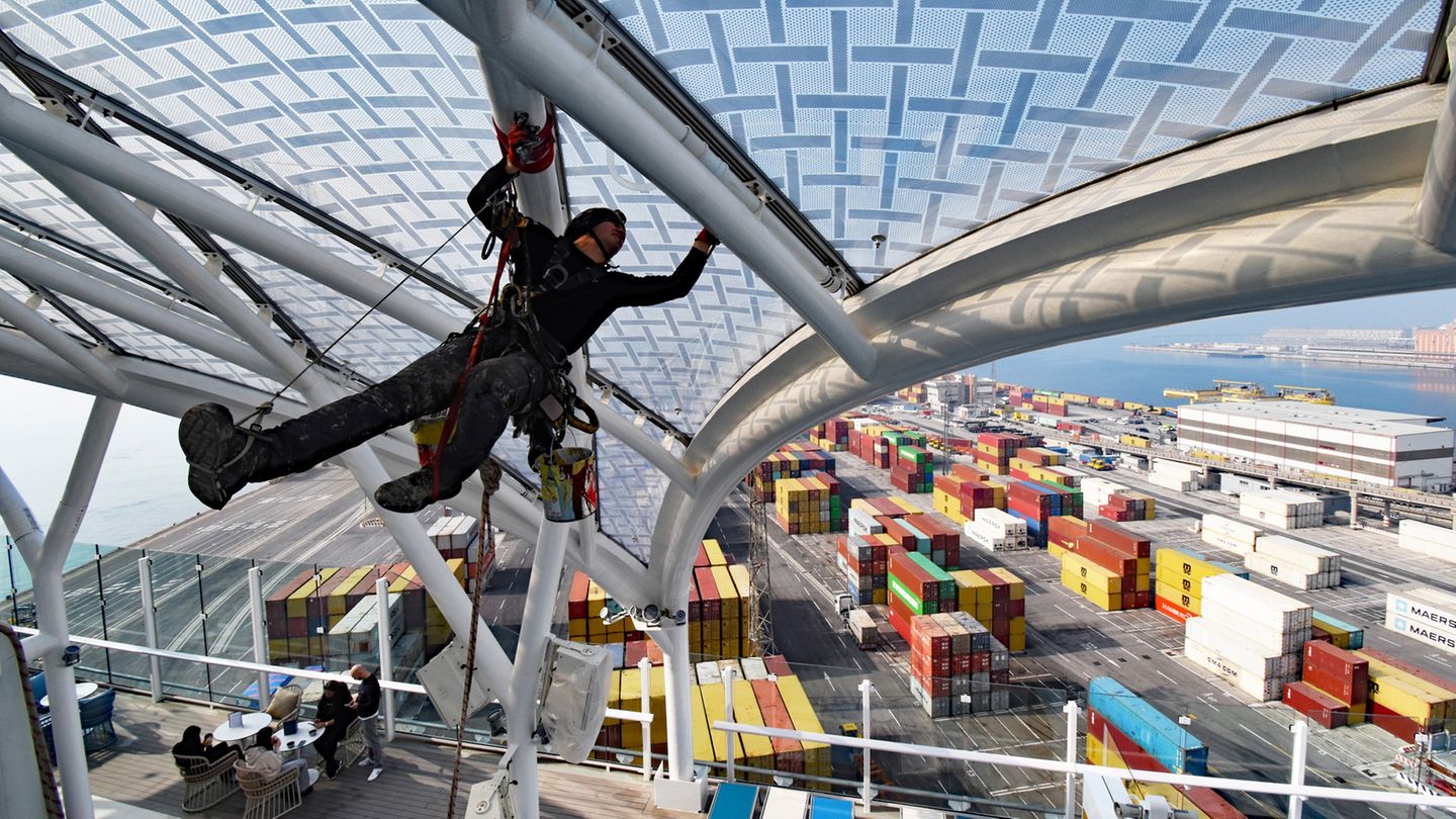 Kurz vor der Überführungsfahrt sind noch Handwerker bei der Arbeit, wie hier im Hafen von Triest ein Maler am Macroon-Dach
