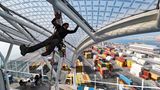 Kurz vor der Überführungsfahrt sind noch Handwerker bei der Arbeit, wie hier im Hafen von Triest ein Maler am Macroon-Dach