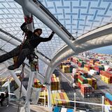 Kurz vor der Überführungsfahrt sind noch Handwerker bei der Arbeit, wie hier im Hafen von Triest ein Maler am Macroon-Dach