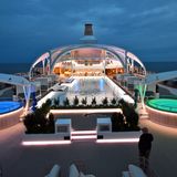 Bunt illuminiert am Abend: Wie auf den anderen Schiffen der Flotte gibt es einen 25 Meter langen Pool