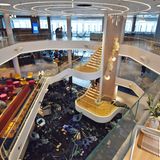 Herzstück des Neubaus ist das dreigeschossige Atrium mit Sitzecken und Restaurants