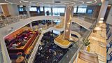 Herzstück des Neubaus ist das dreigeschossige Atrium mit Sitzecken und Restaurants