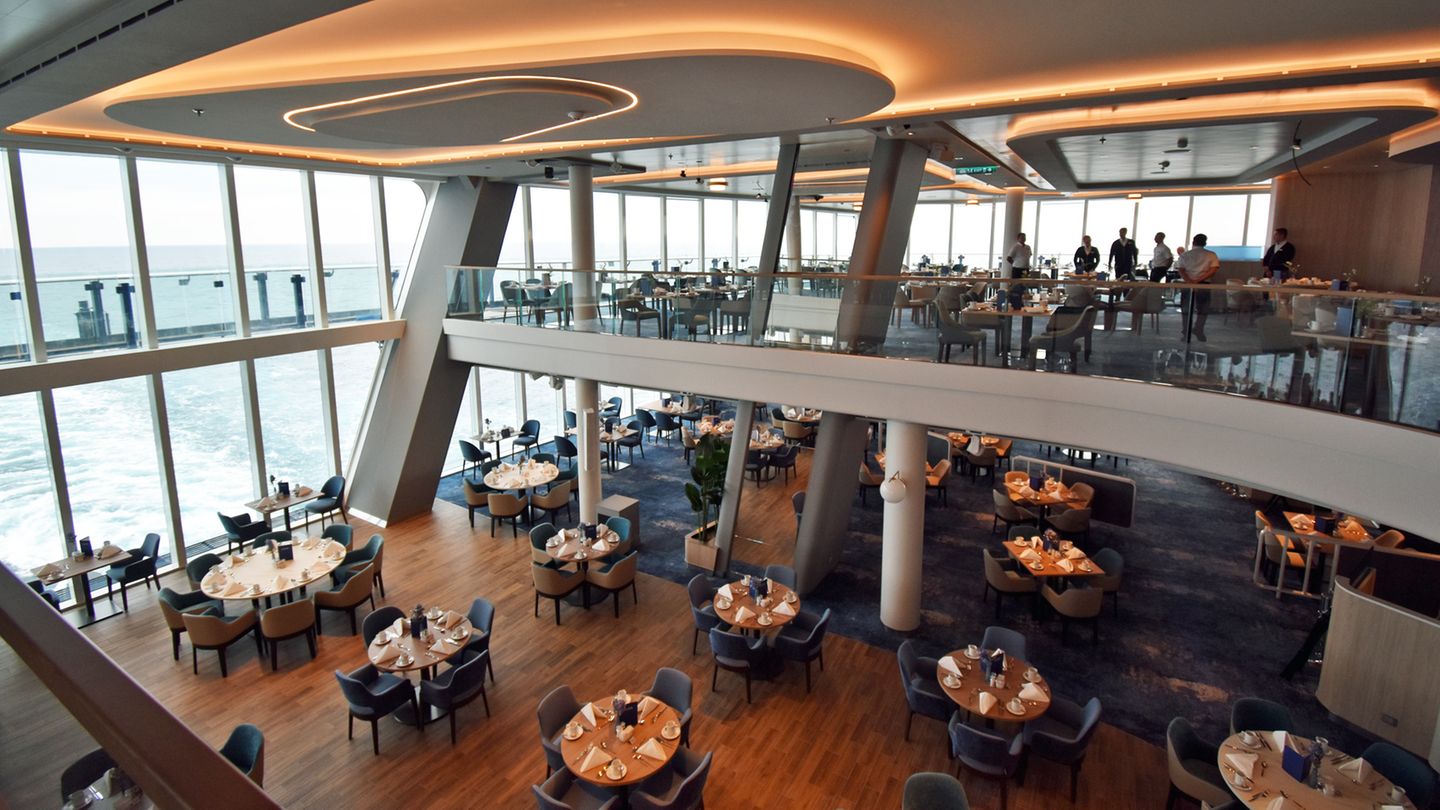 Über zwei Decks erstreckt sich das Hauptrestaurant Atlantik, das jetzt im Heck platziert ist