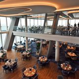 Über zwei Decks erstreckt sich das Hauptrestaurant Atlantik, das jetzt im Heck platziert ist