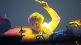 Clem Burke, der langjährige Schlagzeuger der legendären New-Wave-Band Blondie, starb am 7. April im Alter von 70 Jahren an Krebs. Seine dynamische Spielweise beeinflusste maßgeblich den unverwechselbaren Sound von Blondie und trug wesentlich zu Hits wie "Heart of Glass", "Call Me" und "Atomic" bei. Das Musikmagazin "Rolling Stone" führt Burke auf seiner Liste der "100 größten Schlagzeuger aller Zeiten" auf Platz 61