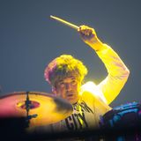 Clem Burke, der langjährige Schlagzeuger der legendären New-Wave-Band Blondie, starb am 7. April im Alter von 70 Jahren an Krebs. Seine dynamische Spielweise beeinflusste maßgeblich den unverwechselbaren Sound von Blondie und trug wesentlich zu Hits wie "Heart of Glass", "Call Me" und "Atomic" bei. Das Musikmagazin "Rolling Stone" führt Burke auf seiner Liste der "100 größten Schlagzeuger aller Zeiten" auf Platz 61