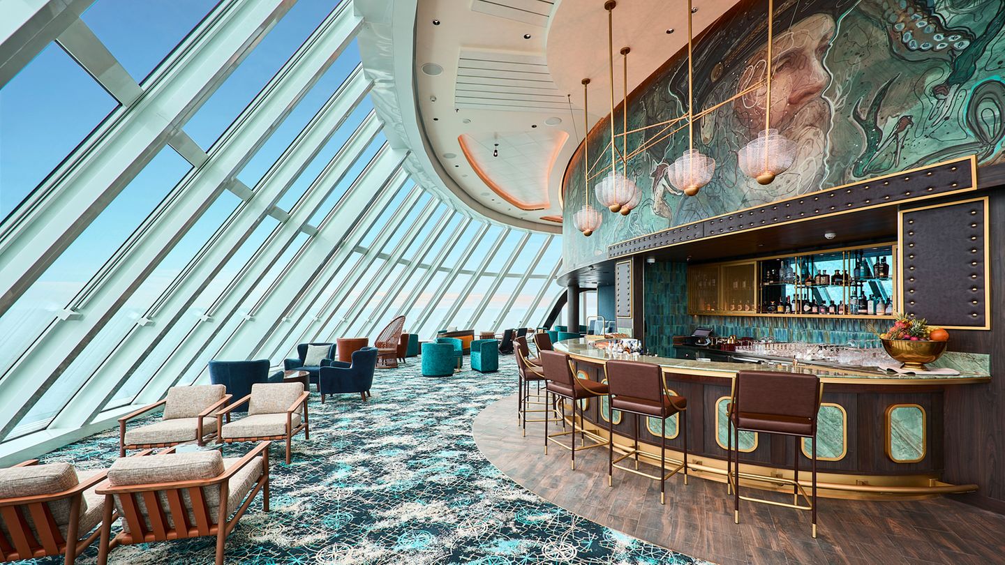 Durch den Umzug der X-Lounge nach achtern ist vorne Raum für die Captain’s Bar entstanden, mit Panoramafenstern in Fahrtrichtung und über der Brücke gelegen