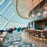 Durch den Umzug der X-Lounge nach achtern ist vorne Raum für die Captain’s Bar entstanden, mit Panoramafenstern in Fahrtrichtung und über der Brücke gelegen