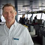 Auf der Brücke hat Kapitän Tom Roth mit seinem nautischen Team das Kommando