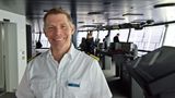Auf der Brücke hat Kapitän Tom Roth mit seinem nautischen Team das Kommando