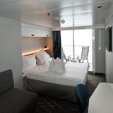 Weder bunt noch luxuriös: eine von 2016 Kabinen. Die meisten verfügen über einen Balkon, ebenso die neuen Einzelkabinen, deren Betten mit Blickrichtung zum Meer platziert sind