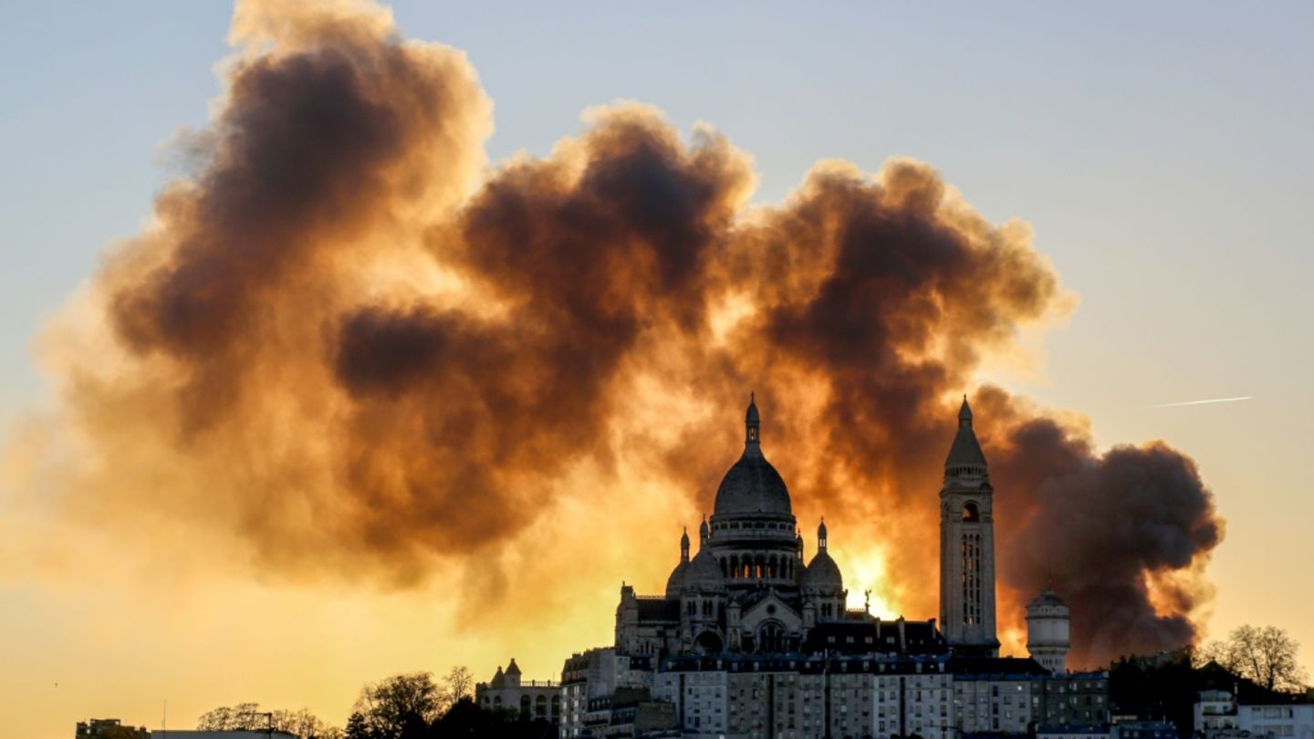 Rauchwolken hinter Sacré-Cœur