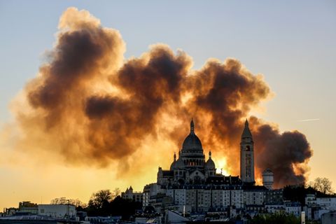 Rauchwolken hinter Sacré-Cœur