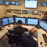 Verborgen auf Deck 2 liegt der Engine Control Room: Von hier aus werden die fünf Dual-Fuel-Motoren überwacht, die die elektrische Energie für Antrieb und Hotelbetrieb erzeugen