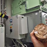 Im Recyclingcenter wird Verpackungsabfall zu Paletten komprimiert. Daneben werden die flüssigen Teile der Lebensmittelabfälle getrennt und in Kläranlagen aufbereitet