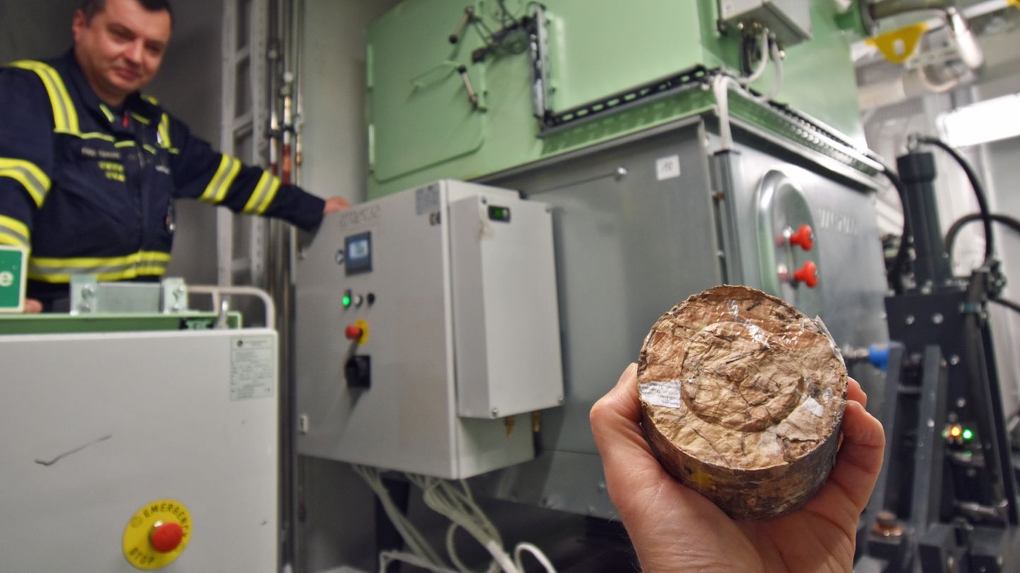 Im Recyclingcenter wird Verpackungsabfall zu Paletten komprimiert. Daneben werden die flüssigen Teile der Lebensmittelabfälle getrennt und in Kläranlagen aufbereitet