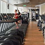 Auf Deck 17 mit Meerblick liegt der Fitnessbereich mit Laufbändern sowie Kraft- und Ausdauergeräten