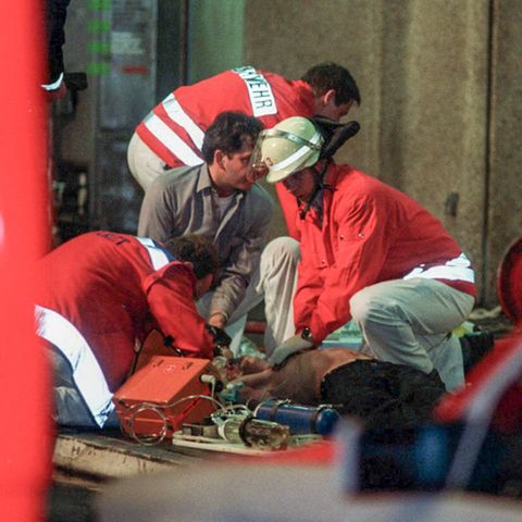 Feuer am Flughafen Düsseldorf 1996: Rettungskräfte reanimieren einen leblosen Mann