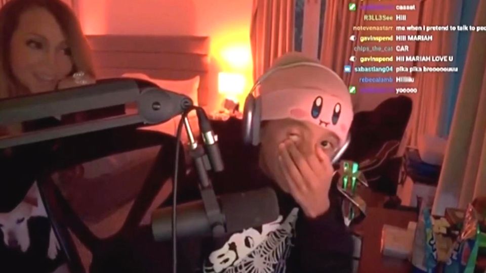 Mariah Careys Sohn Moroccan ist gerade live auf seinem Twitch-Kanal zu sehen, als die Sängerin in sein Zimmer kommt. Peinlich berührt schmeißt er sie wieder raus.