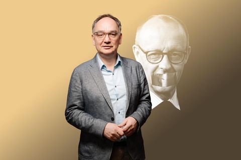 Collage von stern-Autor Nico Fried und Friedrich Merz mit Panzertape über dem Mund
