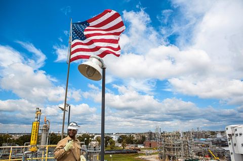Ein Arbeiter vom deutschen Unternehmen BASF am Standort in Louisiana