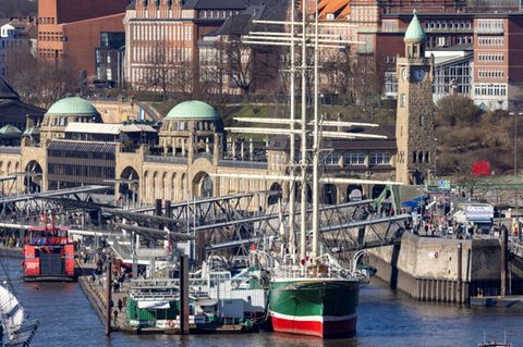 Blick auf Landungsbrücken in Hamburg