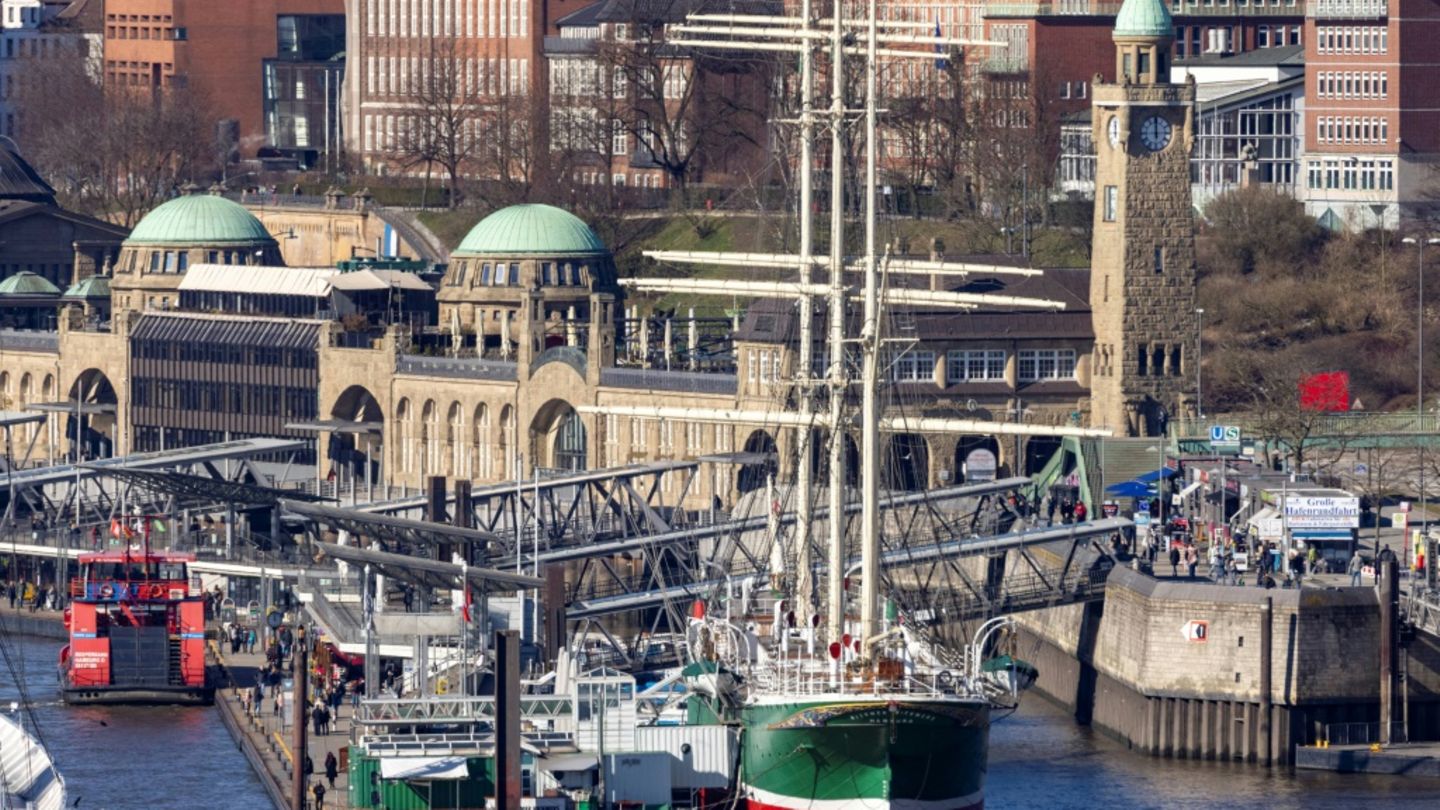 Blick auf Landungsbrücken in Hamburg