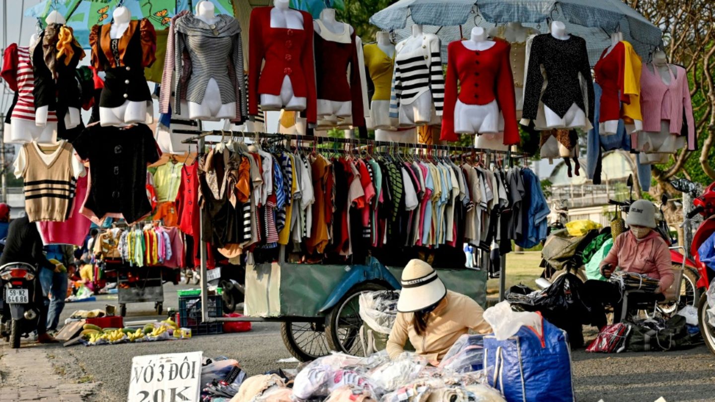 Straßenmarkt vor Schuhfabrik in Ho-Chi-Minh-Stadt