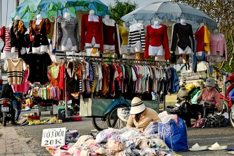 Straßenmarkt vor Schuhfabrik in Ho-Chi-Minh-Stadt