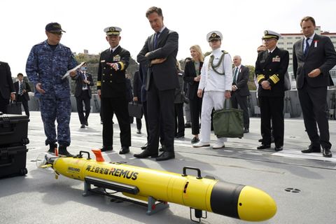 Nato-Generalsekretär Rutte (Mitte) am Dienstag bei einem Besuch des japanischen Marine-Stützpunkts in Yokosuka
