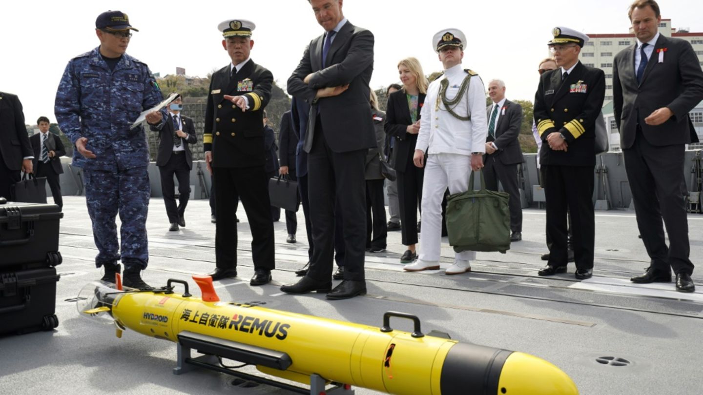 Nato-Generalsekretär Rutte (Mitte) am Dienstag bei einem Besuch des japanischen Marine-Stützpunkts in Yokosuka