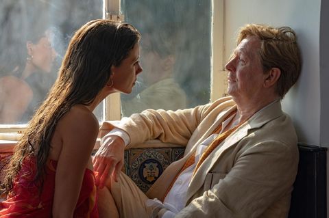 Gary Oldman als Schriftsteller John Cheever mit der Titelheldin des Films "Parthenope" (Celeste Dalla Porta)