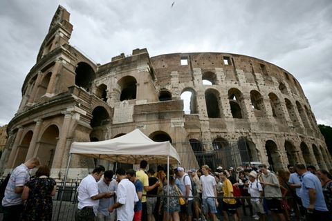 Touristen vor dem Kolosseum in Rom