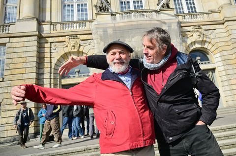 Peter K. (l) und Thomas W. stehen nach der Urteilsverkündung vor dem Berliner Kammergericht