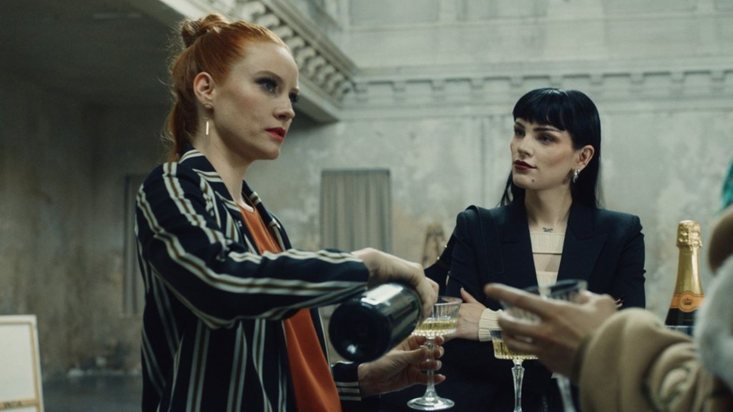 Barbara Meier (l.) neben Phenix Kühnert in der ZDF-Serie "Crystal Wall"