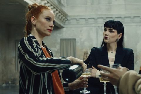 Barbara Meier (l.) neben Phenix Kühnert in der ZDF-Serie "Crystal Wall"