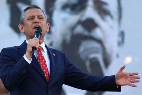 CHP-Chef Özgür Özel beim Parteitag in Ankara