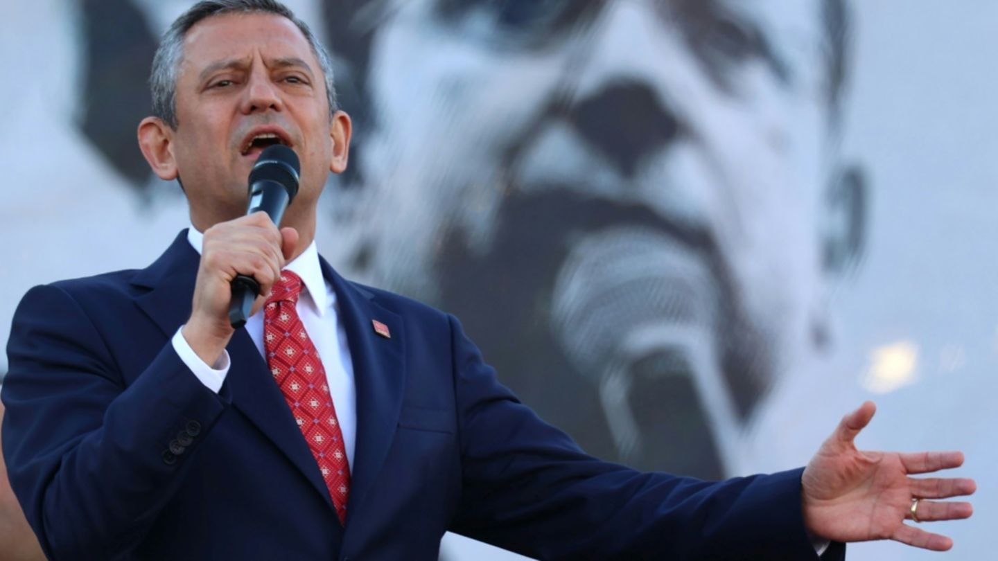 CHP-Chef Özgür Özel beim Parteitag in Ankara