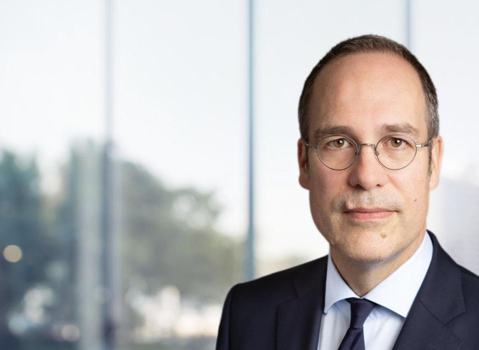 Chefökonom Jörg Krämer: Jörg Krämer ist Chefvolkswirt der Commerzbank. Zuvor arbeitete er unter anderem bei Merril Lynch, Invesco und der Bayerischen Hypo- und Vereinsbank. Krämer studierte VWL in Bonn und Münster, und promovierte später am Kieler Weltwirtschaftsinstitut (IfW). Neben seiner Arbeit bei der Commerzbank ist er Honorarprofessor an der Universität Münster. Jörg Krämer ist Chefvolkswirt der Commerzbank. Zuvor arbeitete er unter anderem bei Merril Lynch, Invesco und der Bayerischen Hypo- und Vereinsbank. Krämer studierte VWL in Bonn und Münster, und promovierte später am Kieler Weltwirtschaftsinstitut (IfW). Neben seiner Arbeit bei der Commerzbank ist er Honorarprofessor an der Universität Münster.