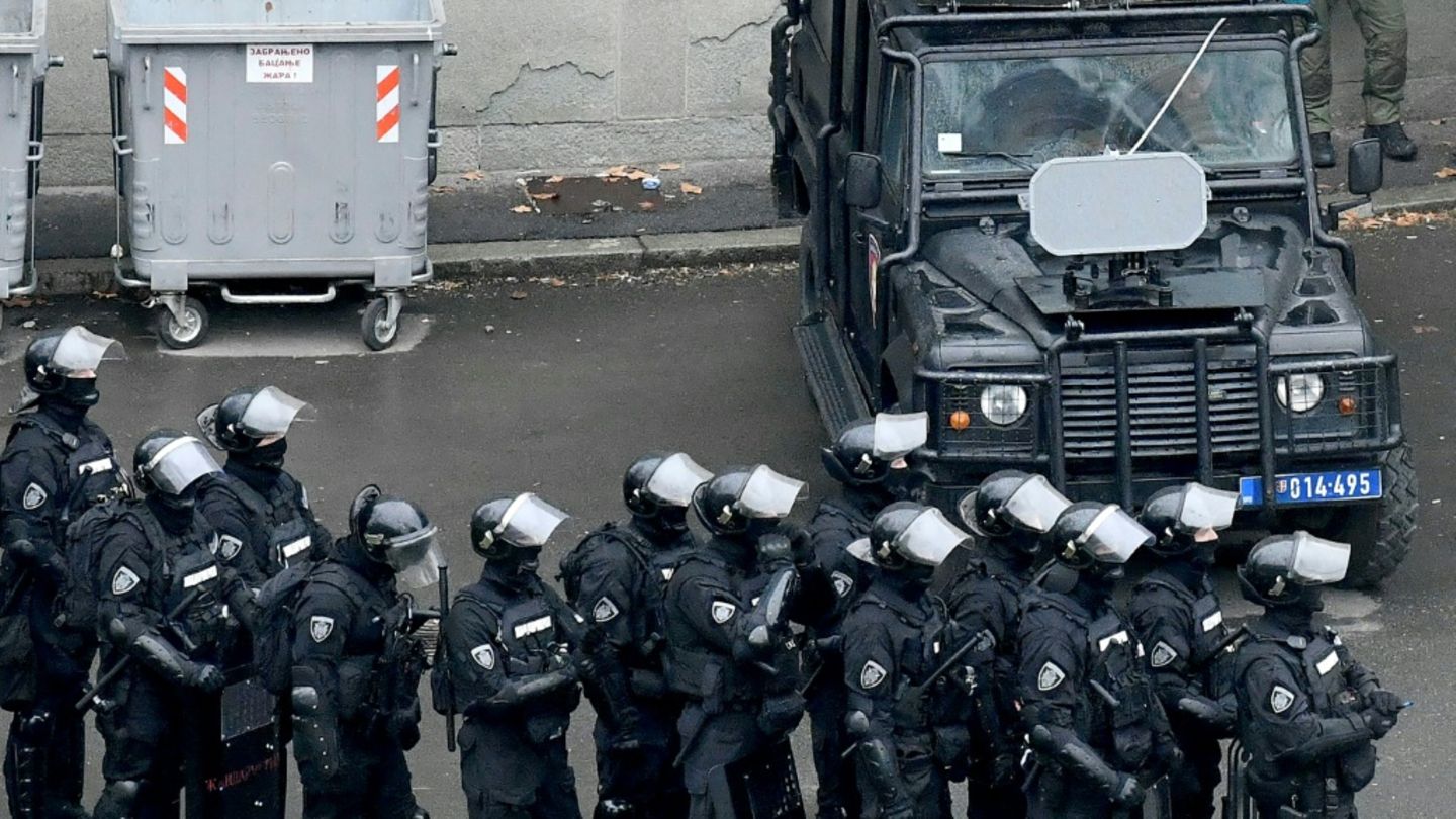 Polizeieinsatzwagen mit der mutmaßlichen Schallkanone
